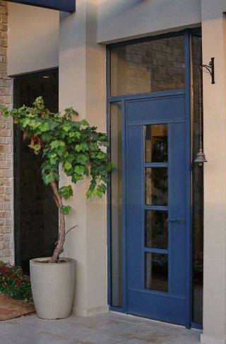 דלת כנסיה מעוצבת כחול